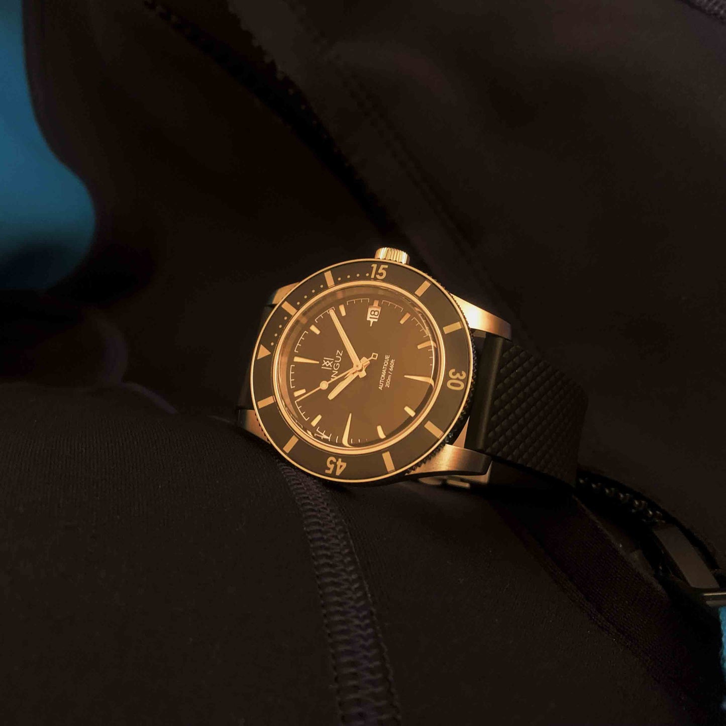 Montre Inguz La Teignouse cadran sandwich noir bracelet caoutchouc sur combinaison de plongée