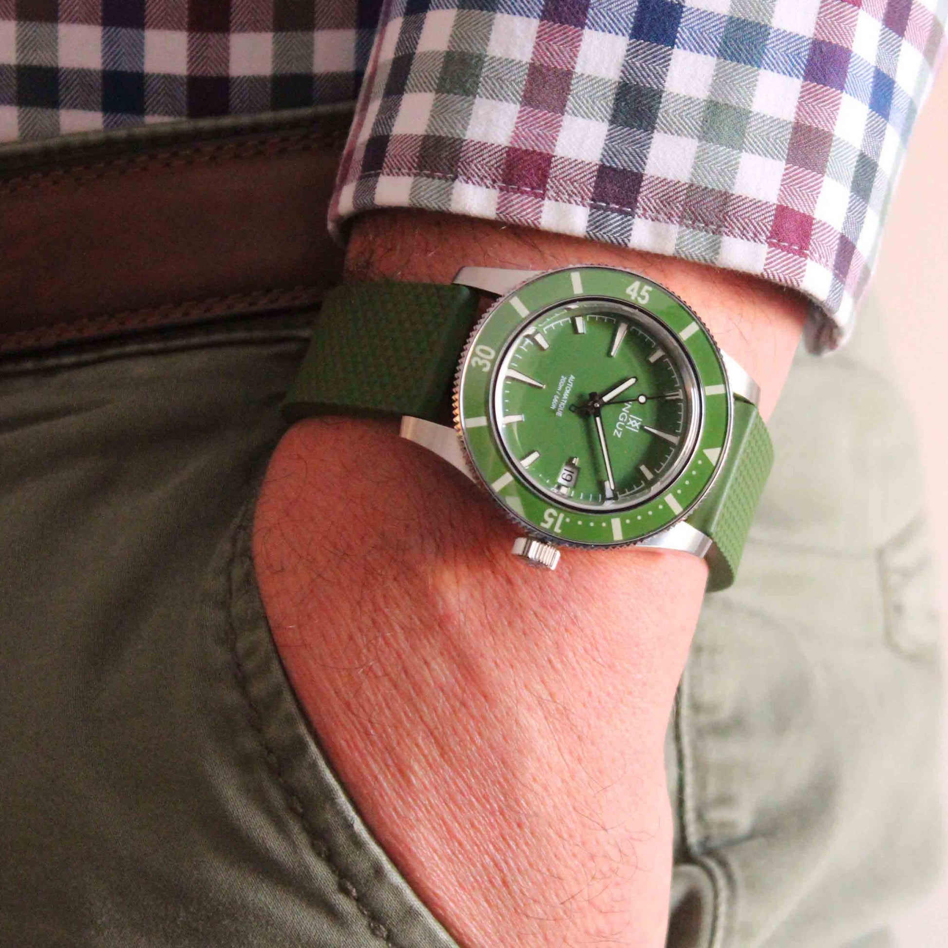 Montre Inguz La Teignouse cadran vert bracelet caoutchouc portée